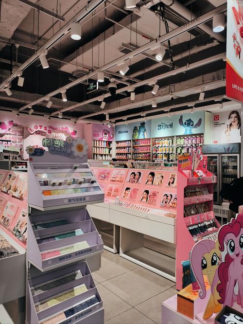 日用百貨精品店中的計生用品 品質(zhì)生活與健康責(zé)任的和諧統(tǒng)一